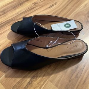 Ladies NWT Universal Thread Slide Sandal Size 7 Black/Gaby